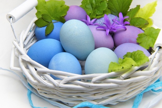 kolorowe jaja koszyk