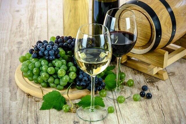 wino w kieliszkach i winogrona