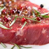 Spada konsumpcja mięsa w Europie. W zeszłym roku przeciętny Polak zjadł 68 kg 