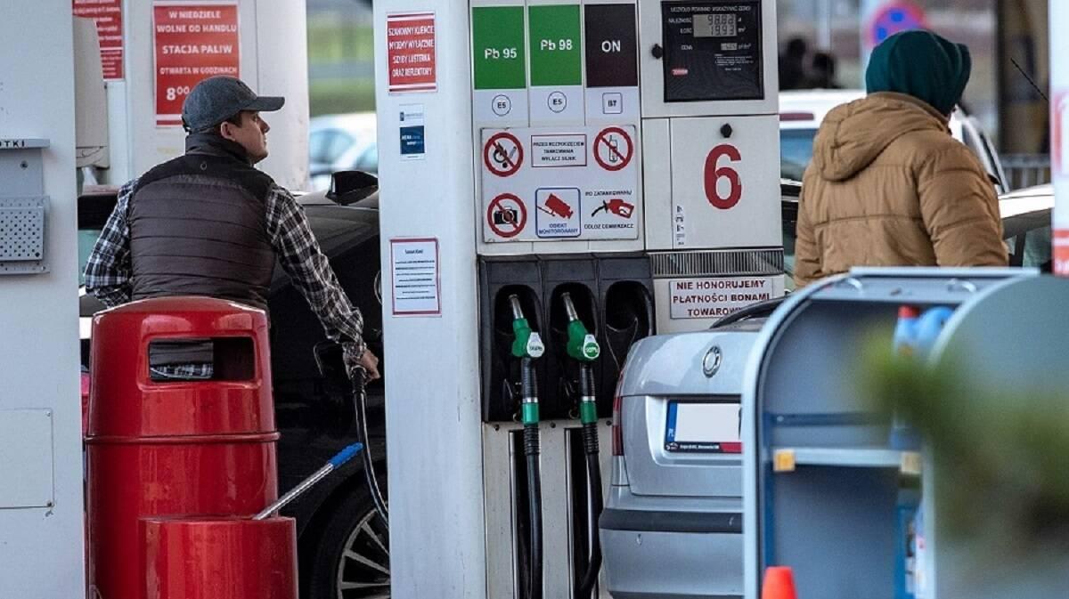 ceny paliwa, wojna na Ukrainie, kolejki na stacjach benzynowych 