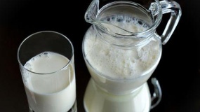 Syntetyczne mleko podbija rynek. Czy zagraża branży mleczarskiej?